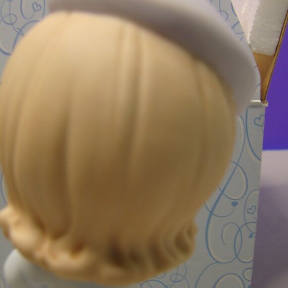 Precious Moments Figurine: “You Capture Beauty With All You Do”. 830022 in box - Picture 7 of 16